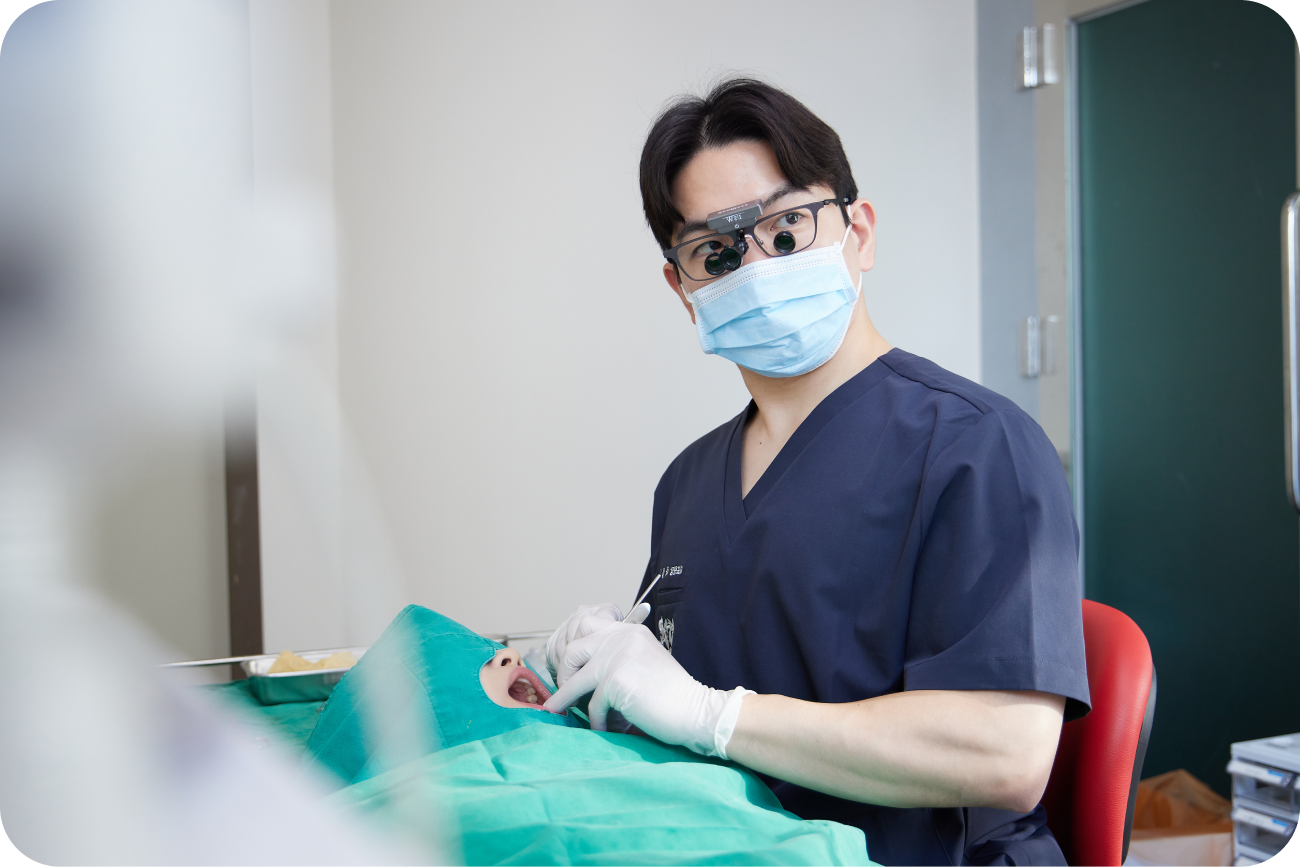 환자를 진료 중인 서울정석치과 의료진