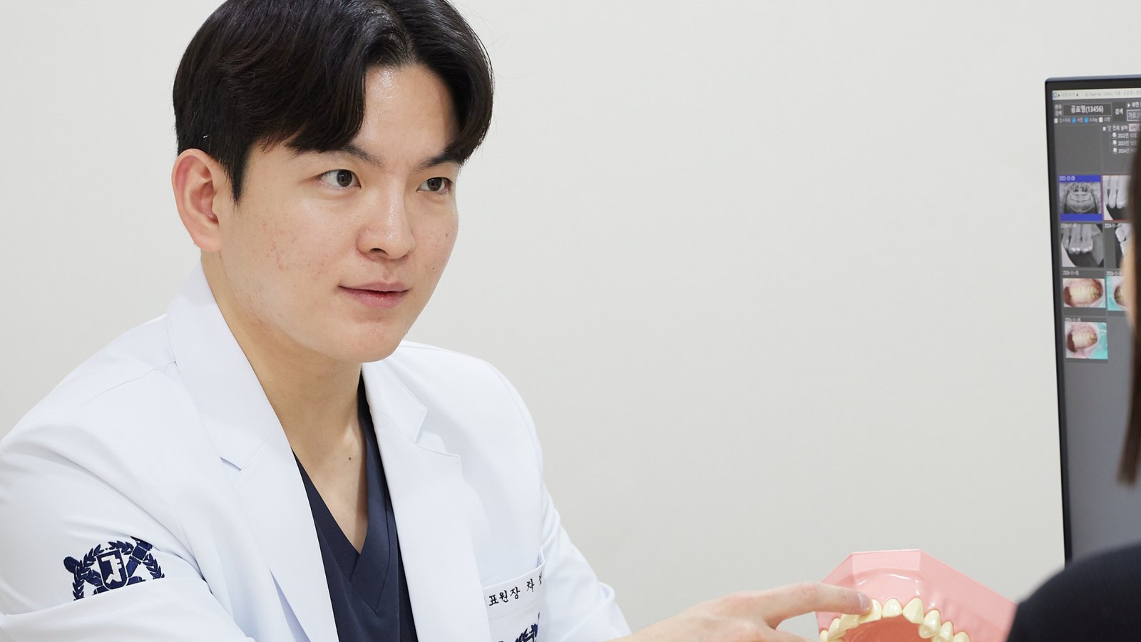 치료 계획을 설명하는 상담 장면