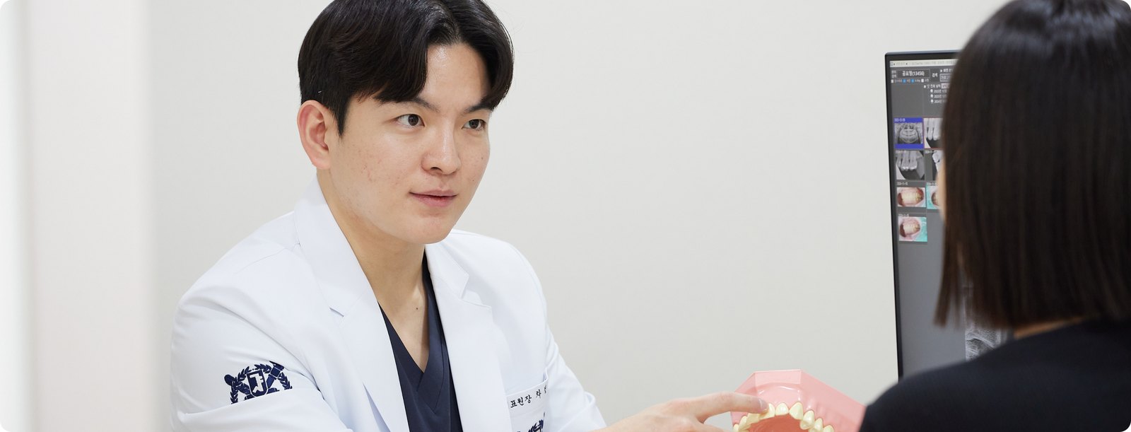 원장이 책상에서 환자에게 설명하는 상담 장면. 견적 항목과 보증 조건은 이 단계에서 서면으로 확인합니다