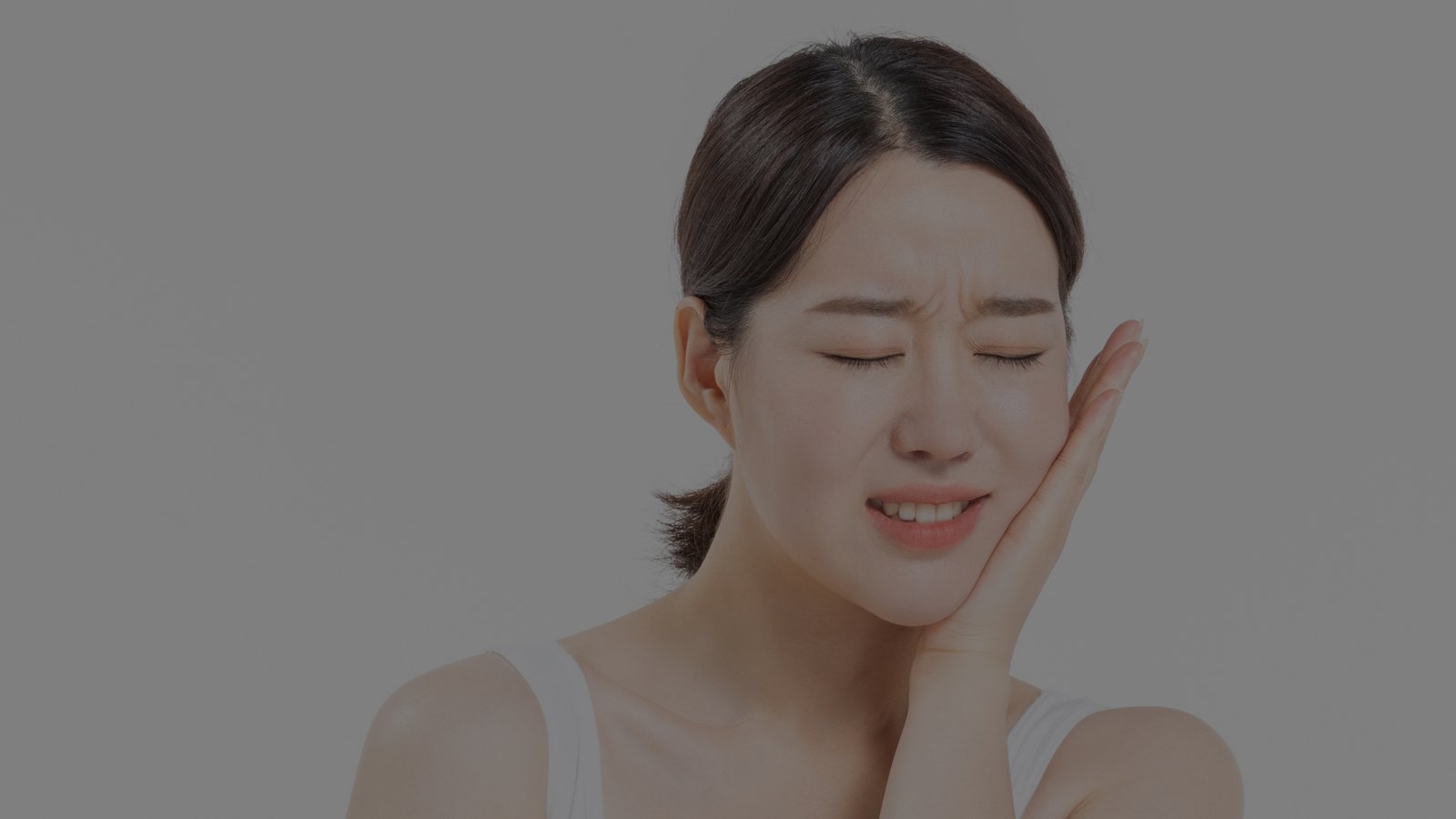 한 손으로 턱을 감싸 쥔 여성