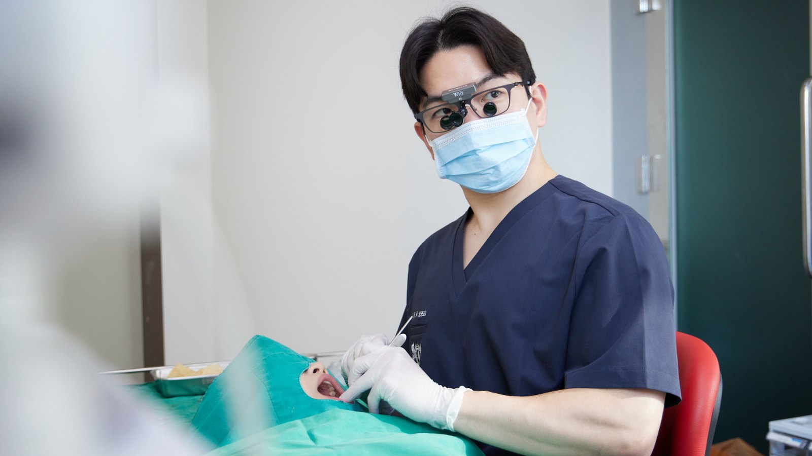 수술복 차림으로 진료하는 원장 실사진