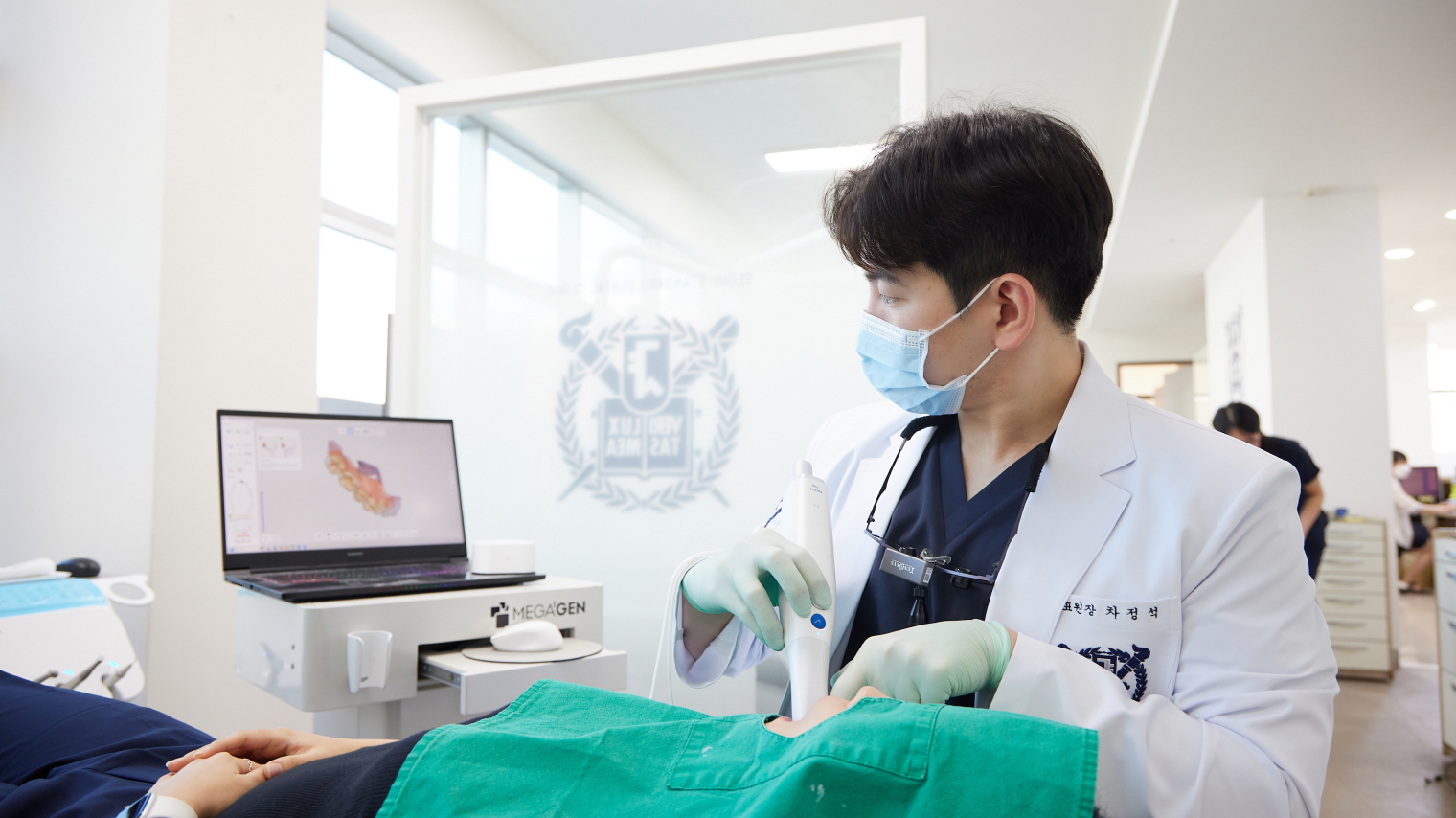 임플란트 재수술을 진행하는 서울정석치과 의료진